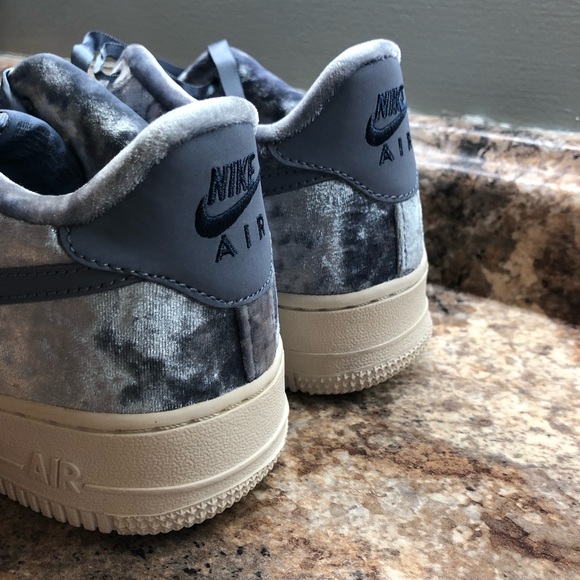 Nike Air Force 1 LV8 Velvet - Picture 7 of 7